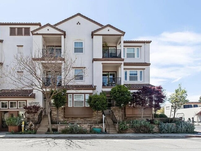 Building Photo - Huge and Lovely home