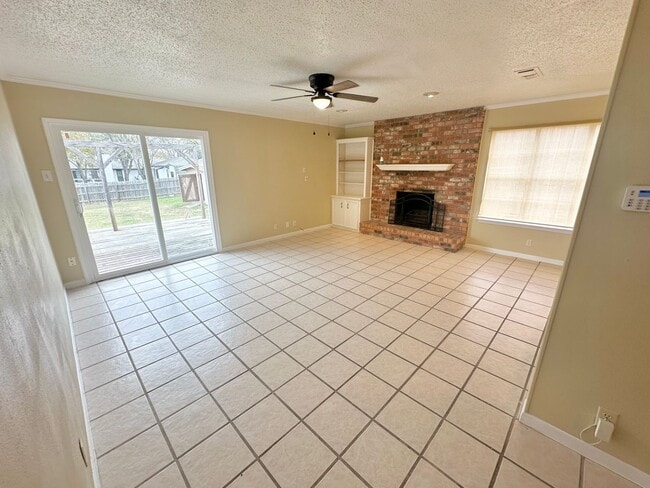 Building Photo - AVAILABLE NOW!