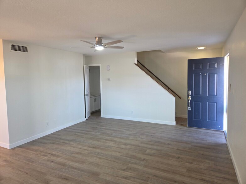 Living Room - 1005 E Northern Ave