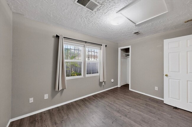 Building Photo - Historic Bungalow House 2/bd 1/ba 730/sf