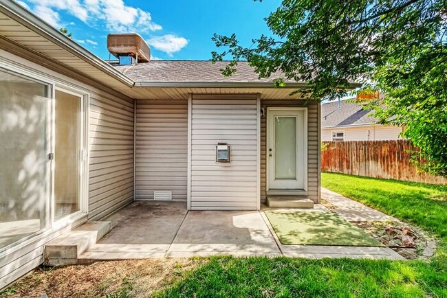 Building Photo - 3 bedroom home with fenced yard and garage...