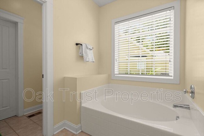 Building Photo - 127 Blackwater Dr