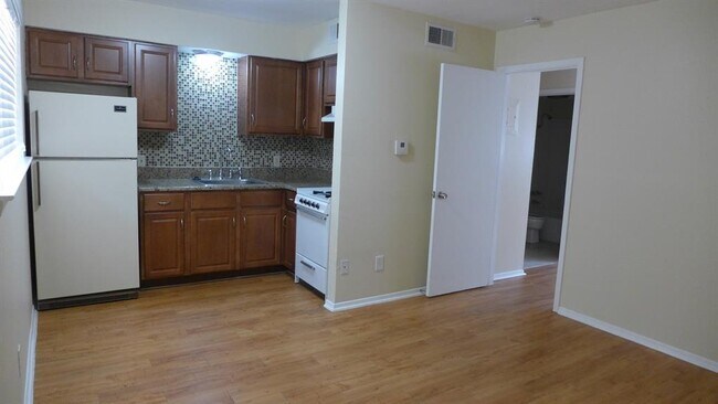 Building Photo - 2800 Swisher St