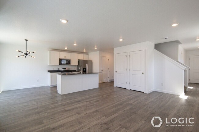 Building Photo - Gorgeous Row End Townhome!
