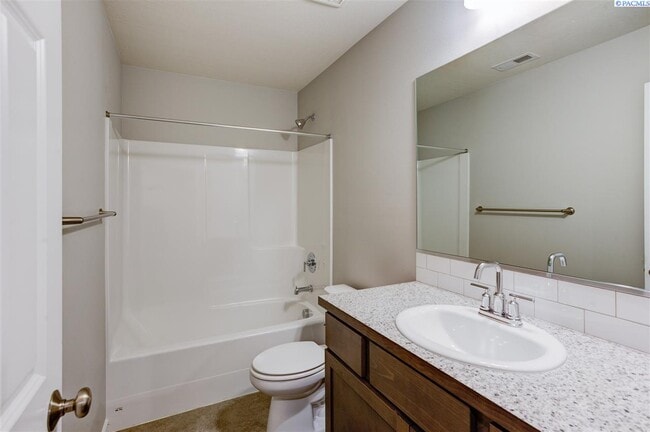 Building Photo - 3bdr/2.5 ba with garage, Low maintenance!