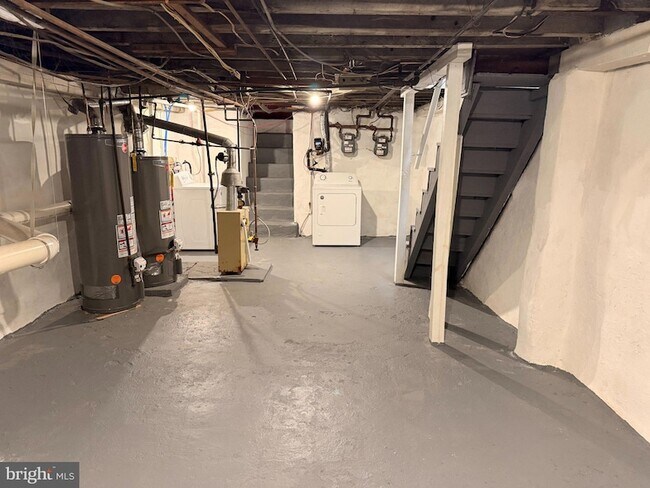 Building Photo - 2049 Snyder Ave