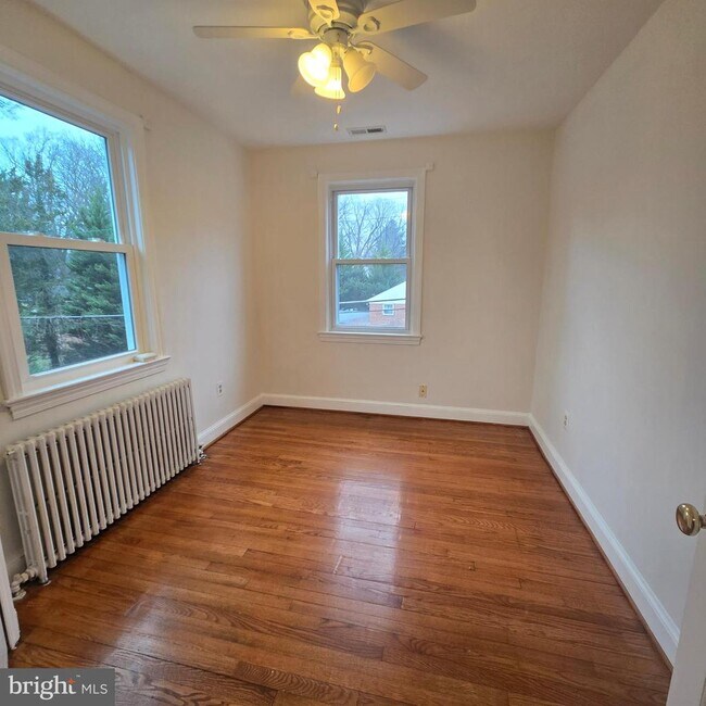 Building Photo - 8 Mannakee St