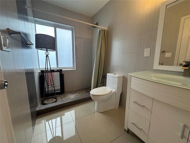 Building Photo - 2155 Biarritz Dr