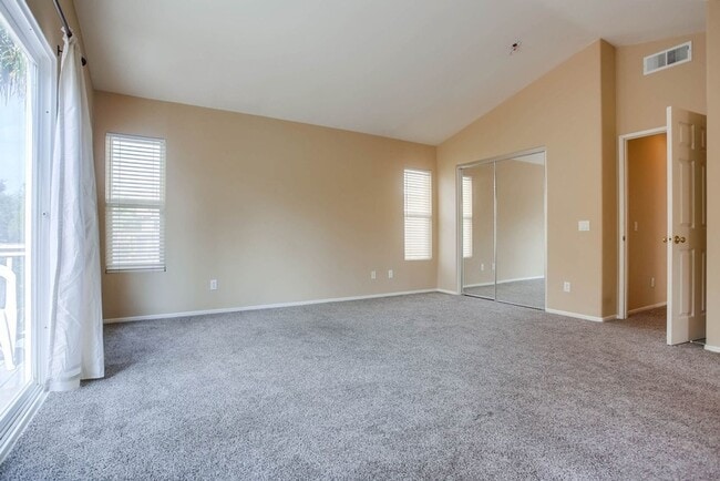 Building Photo - Available Now!! Spacious 4 Bedroom Plus a ...