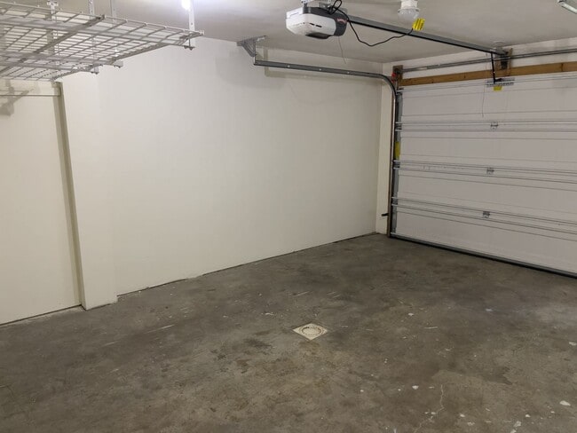 Building Photo - 3BR/ 2.5 Bath Modern Townhouse