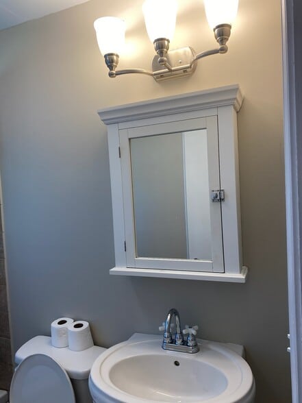 Building Photo - 319 Pleasant St