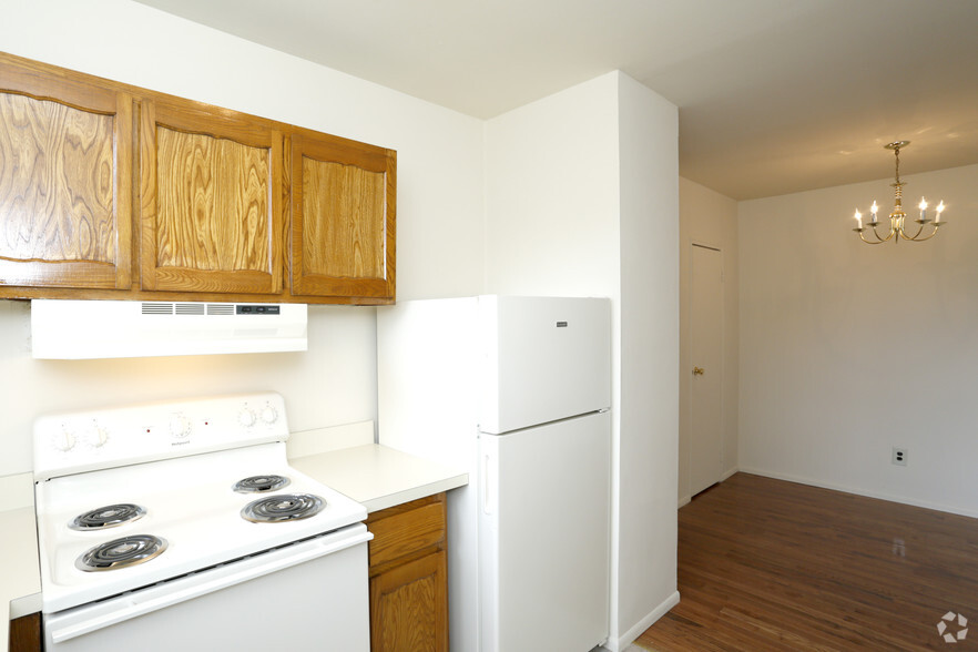 One Bedroom-Kitchen - Brentwood Gardens