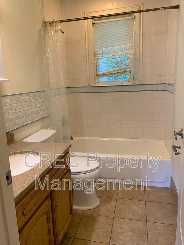 Building Photo - 711 Locust St