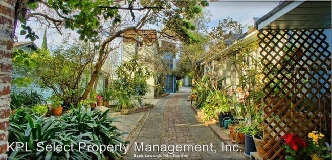 Building Photo - 4350 Beverly Blvd