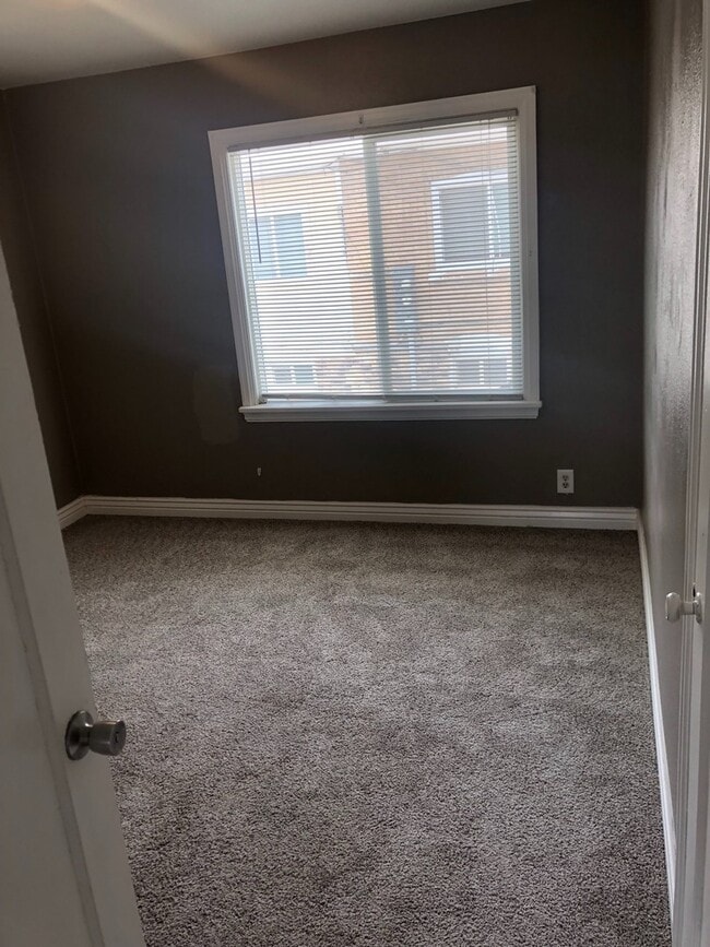Building Photo - 2 Bedroom, 1 Bathroom Main Level Unit