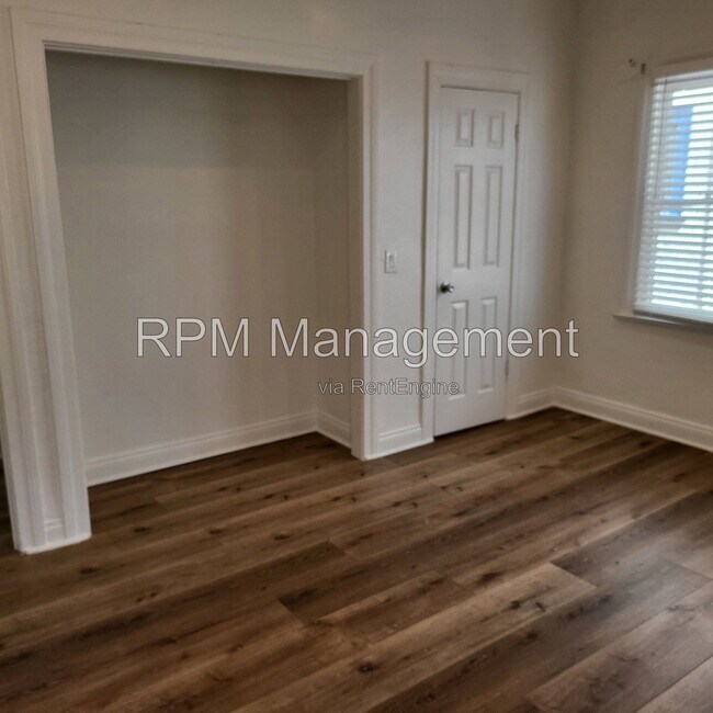 Building Photo - 831 1/3 N Formosa Ave
