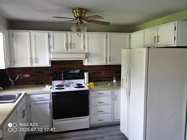 Building Photo - 1580 Four Mile Dr