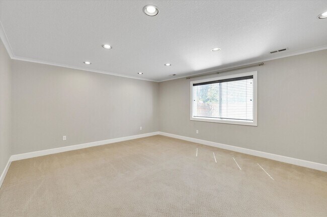 Building Photo - Live in One of Lake Oswego's Most Convenie...