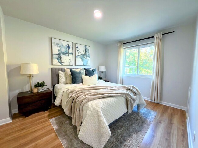 Building Photo - 1023 E Millbert Ave