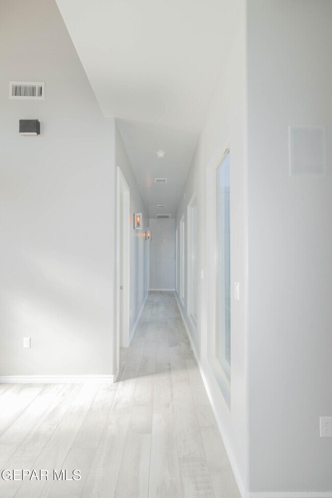 Building Photo - 864 Lemington St