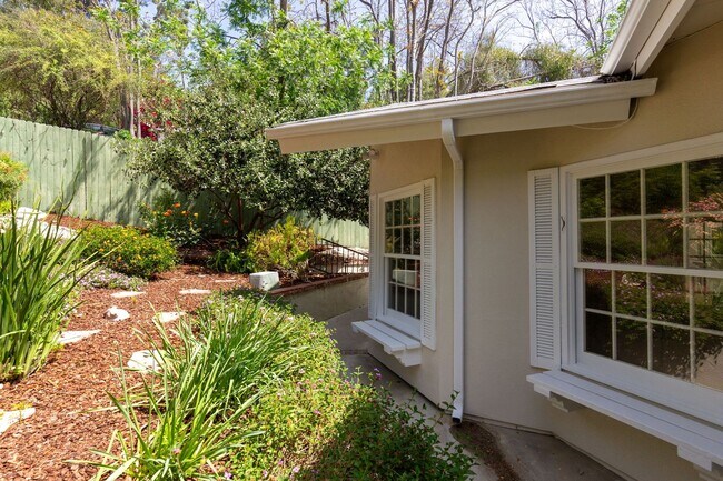 Building Photo - Beautiful Tarzana Rental!