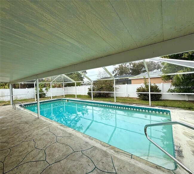 Building Photo - 2328 Cass St