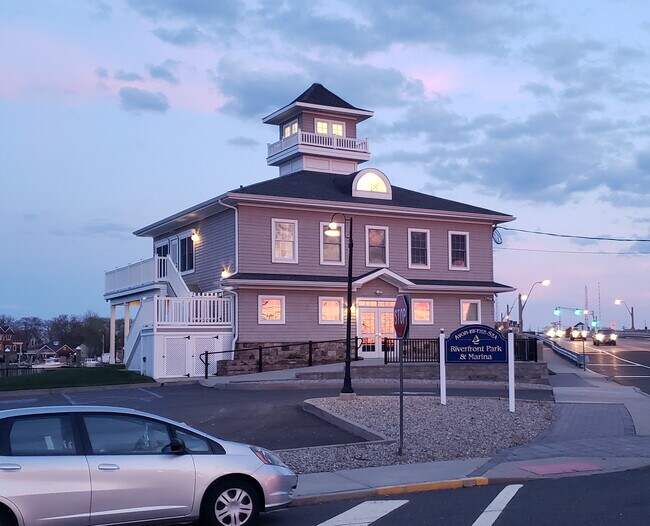 Building Photo - 115 Main St