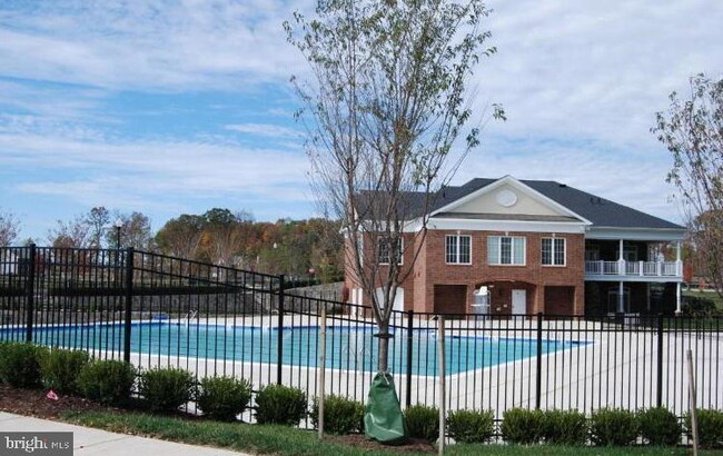 Building Photo - Your Dream Townhome Awaits!