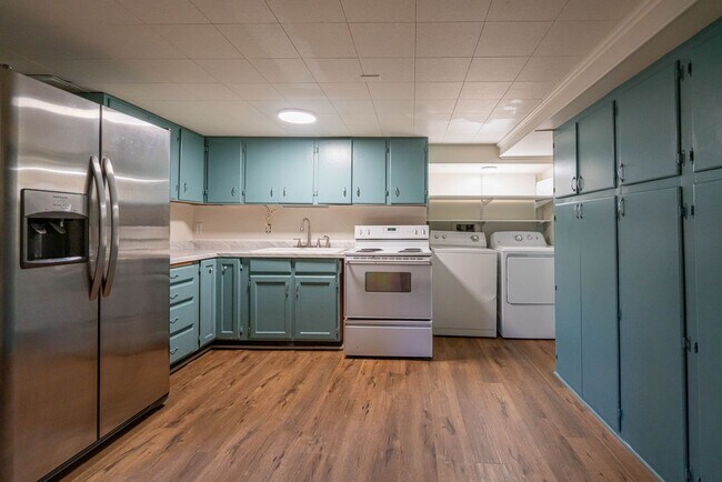 Building Photo - Spacious 2-Bed Basement Apartment, Utilities Included | Millcreek