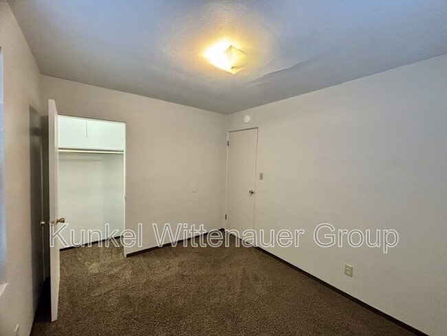 Building Photo - 4 Hickory Ct