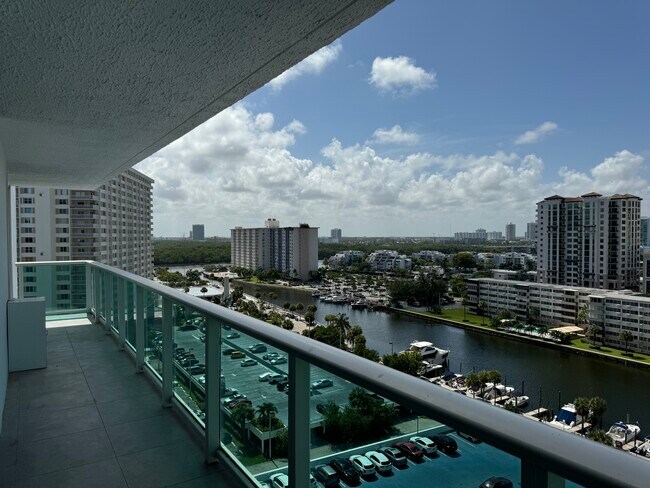 Building Photo - 100 Bayview Dr