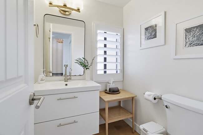 Building Photo - 521 S Sierra Ave