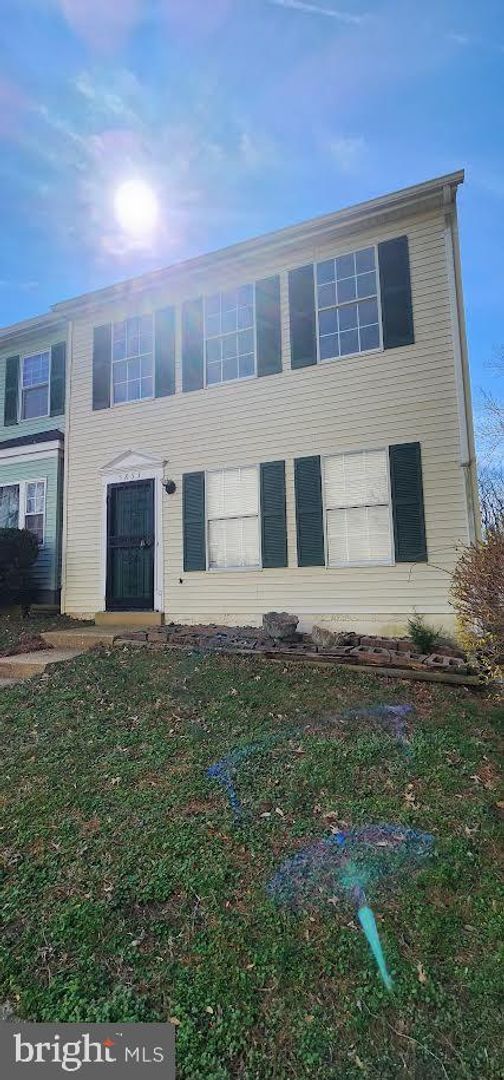 Building Photo - Discover a stunning 3-bedroom, 2.5-bathroom end unit Renovated townhome in Suitland