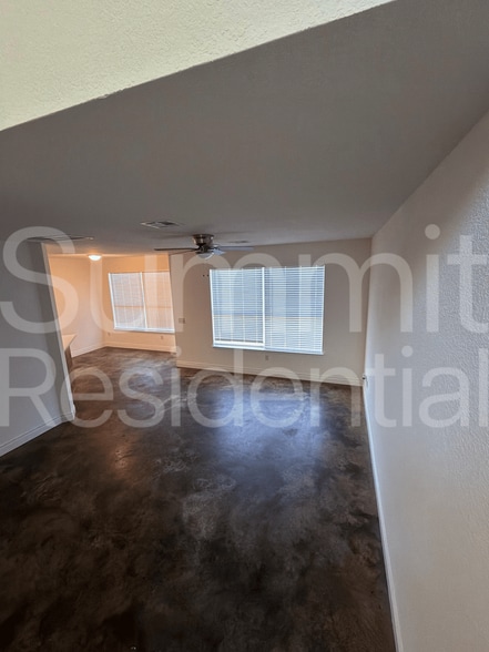 Building Photo - 190 Prairie Springs Loop