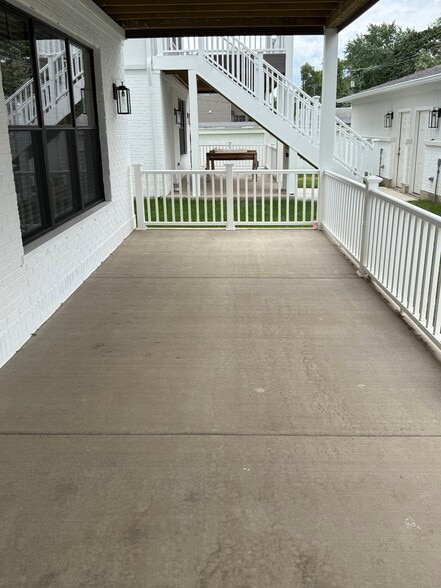 Large Covered Patio 10' X 22' - 243 N West St