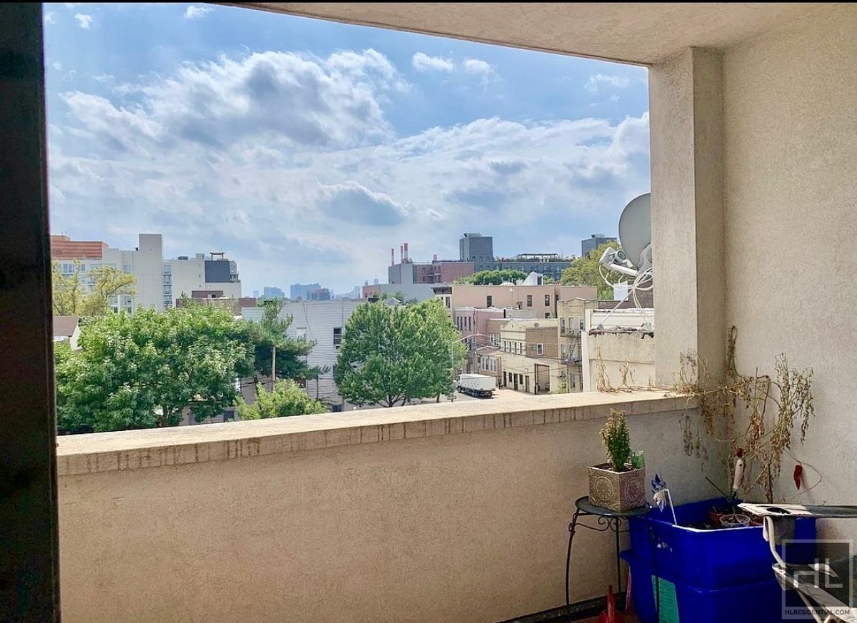 Building Photo - Rent Stabilized 1 bedroom with balcony - i...