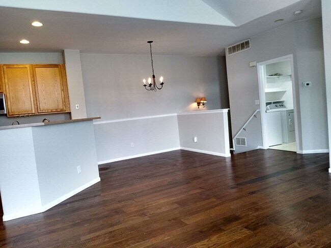 Building Photo - Stunning Highlands Ranch Townhome