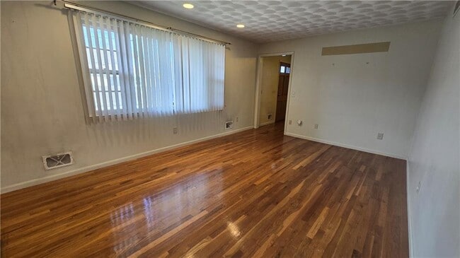 Building Photo - 7 Eliza St