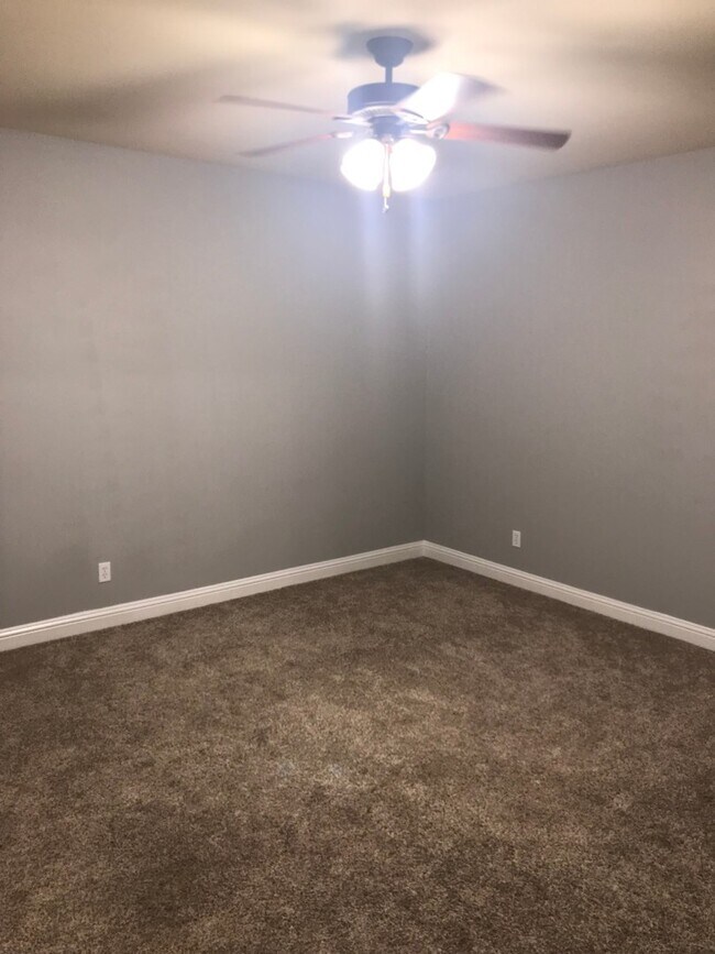 Building Photo - Summer Breeze