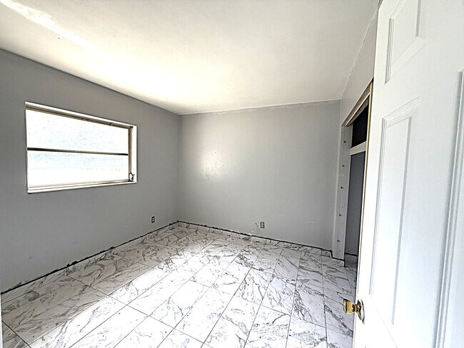 Building Photo - 107 Hill Cir