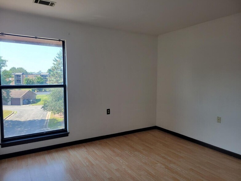 Building Photo - 9022 N Park Plaza Ct