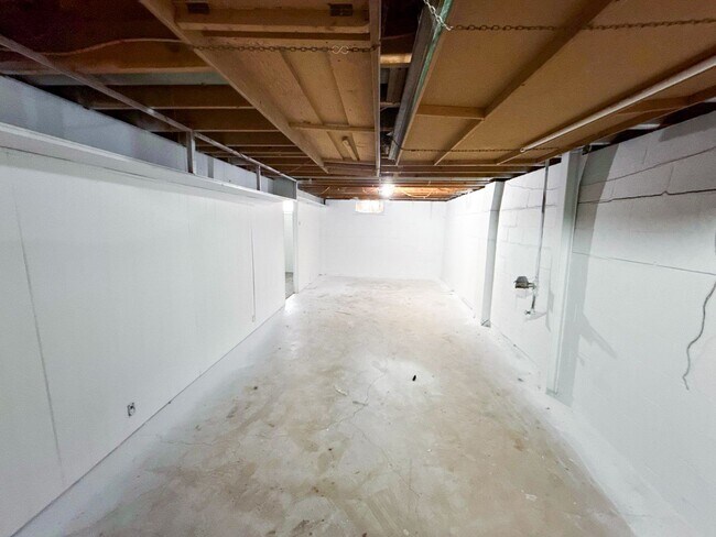 Building Photo - Newly Rehabbed 3BR Home in Hamilton Schools w/ Full Basement & Bonus Room