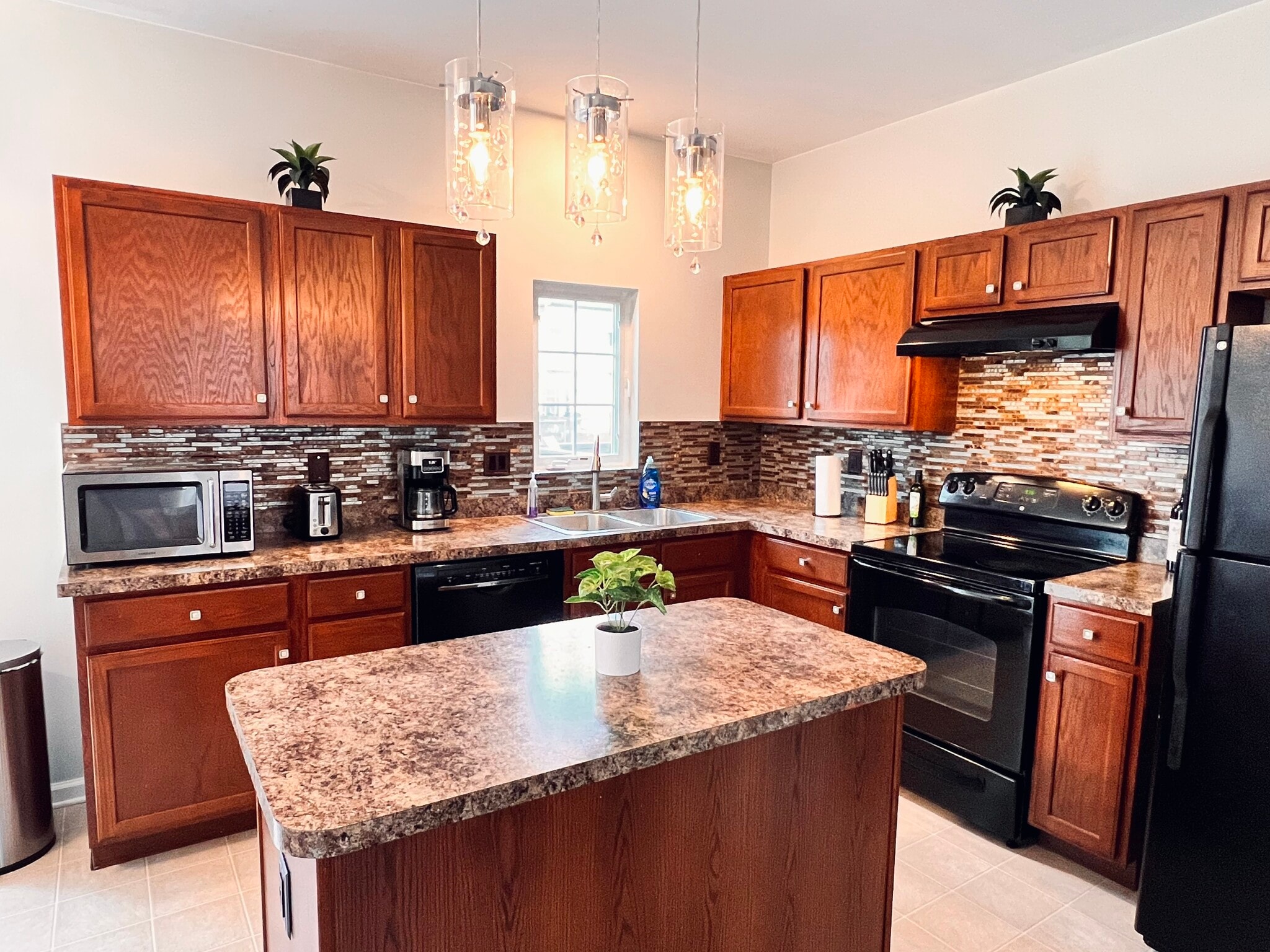 Fully equipped eat-in kitchen with dishwasher. - 4148 Strawbridge Ct