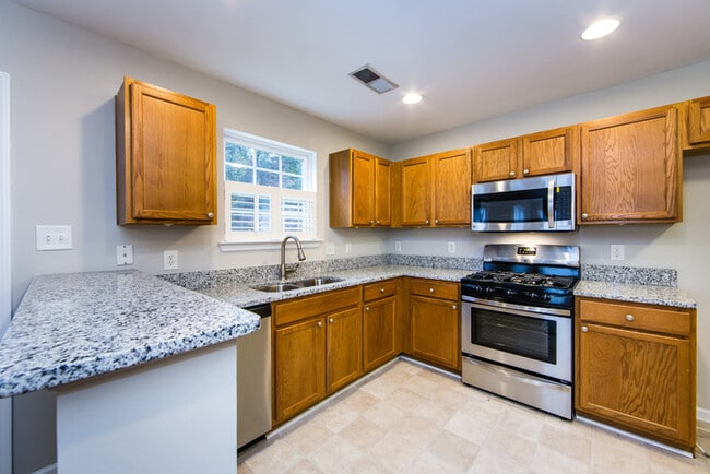 Building Photo - Great 3BD/2.5BA Home in Desirable Highland Creek!