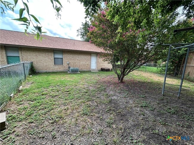 Building Photo - 1324 S Mesquite Ave
