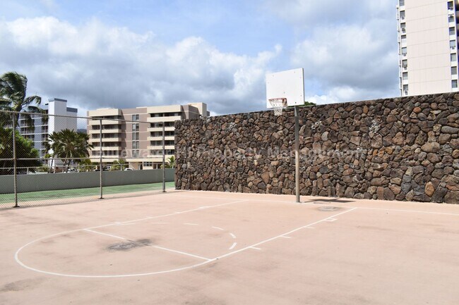 Building Photo - Five Regents - Studio w/ full kitchen, 1 prkg. (Salt Lake)