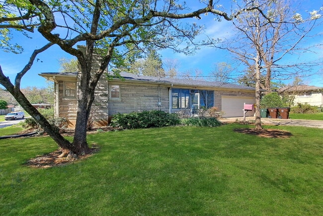 Building Photo - 405 Westwood Dr