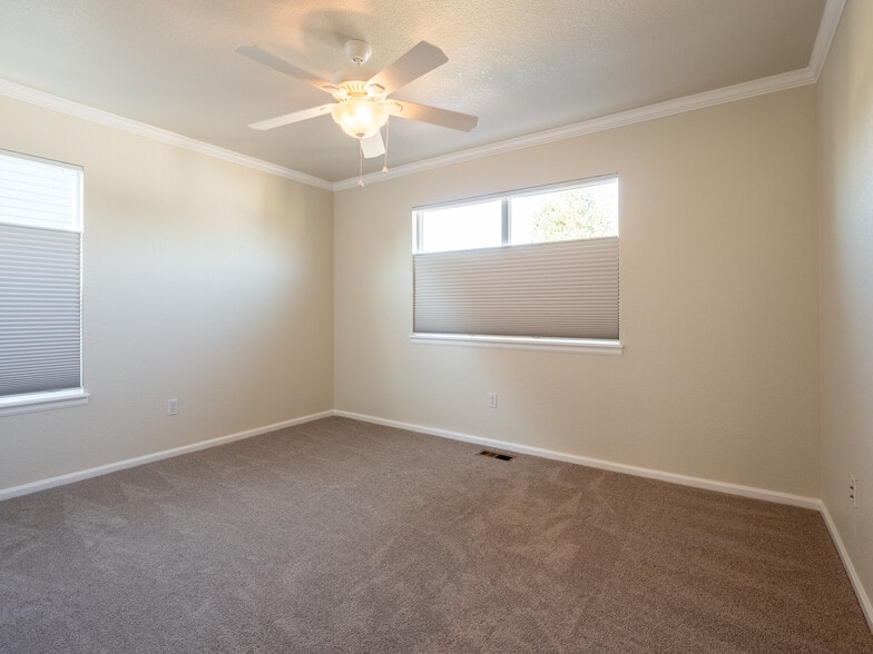 upstairs bed - 5162 Cinquefoil Ln