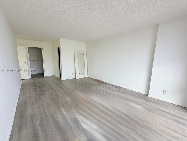 Building Photo - 800 Parkview Dr