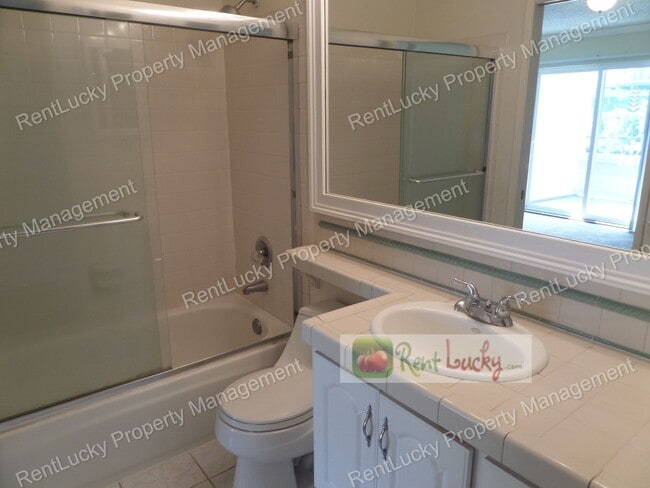 Building Photo - Wonderful 2-Bedroom Top Floor Condo in Renton - Great Location!